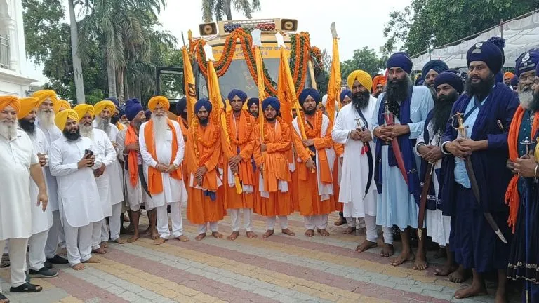 ਨਗਰ ਕੀਰਤਨ ਦੀ ਅਰੰਭਤਾ ਮੌਕੇ ਪੰਜ ਪਿਆਰਿਆਂ ਨਾਲ ਖੜ੍ਹੇ ਜਥੇਦਾਰ ਗਿਆਨੀ ਸੁਲਤਾਨ ਸਿੰਘ, ਸ਼੍ਰੋਮਣੀ ਕਮੇਟੀ ਮੈਂਬਰ ਭਾਈ ਅਮਰਜੀਤ ਸਿੰਘ ਚਾਵਲਾ ਅਤੇ ਹੋਰ।