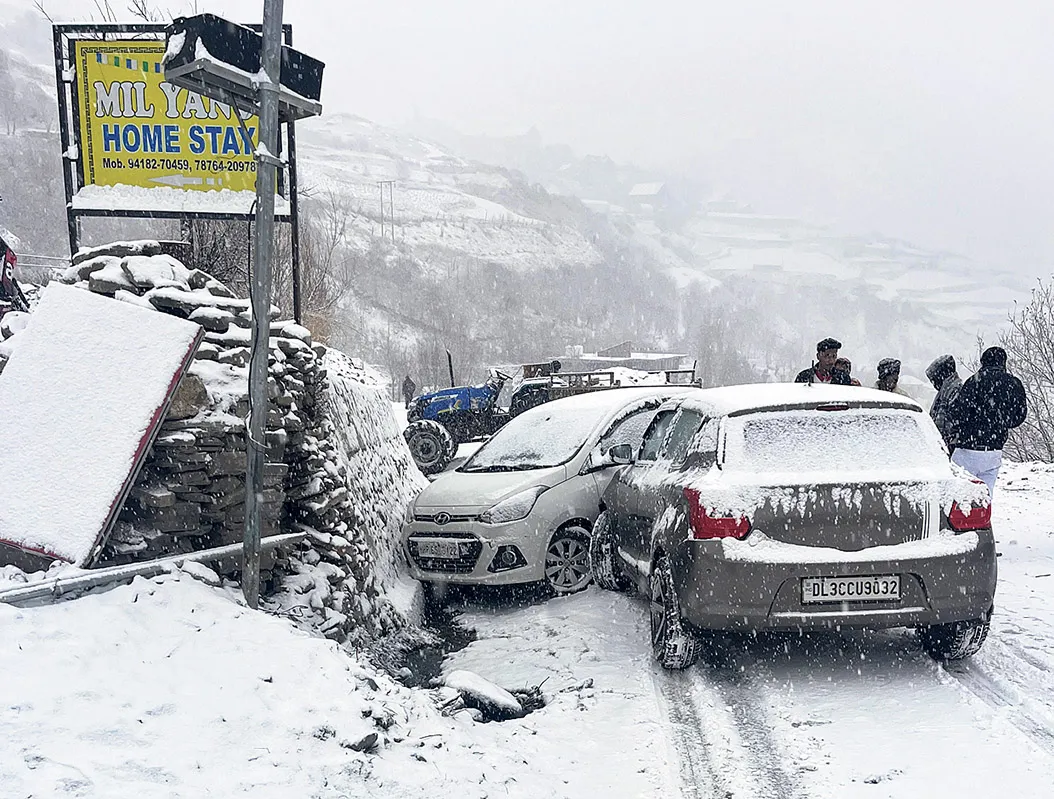 Himachal: First snowfall of the season in Shimla