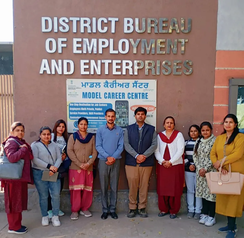 A visit to the employment office by the students of Pratap College