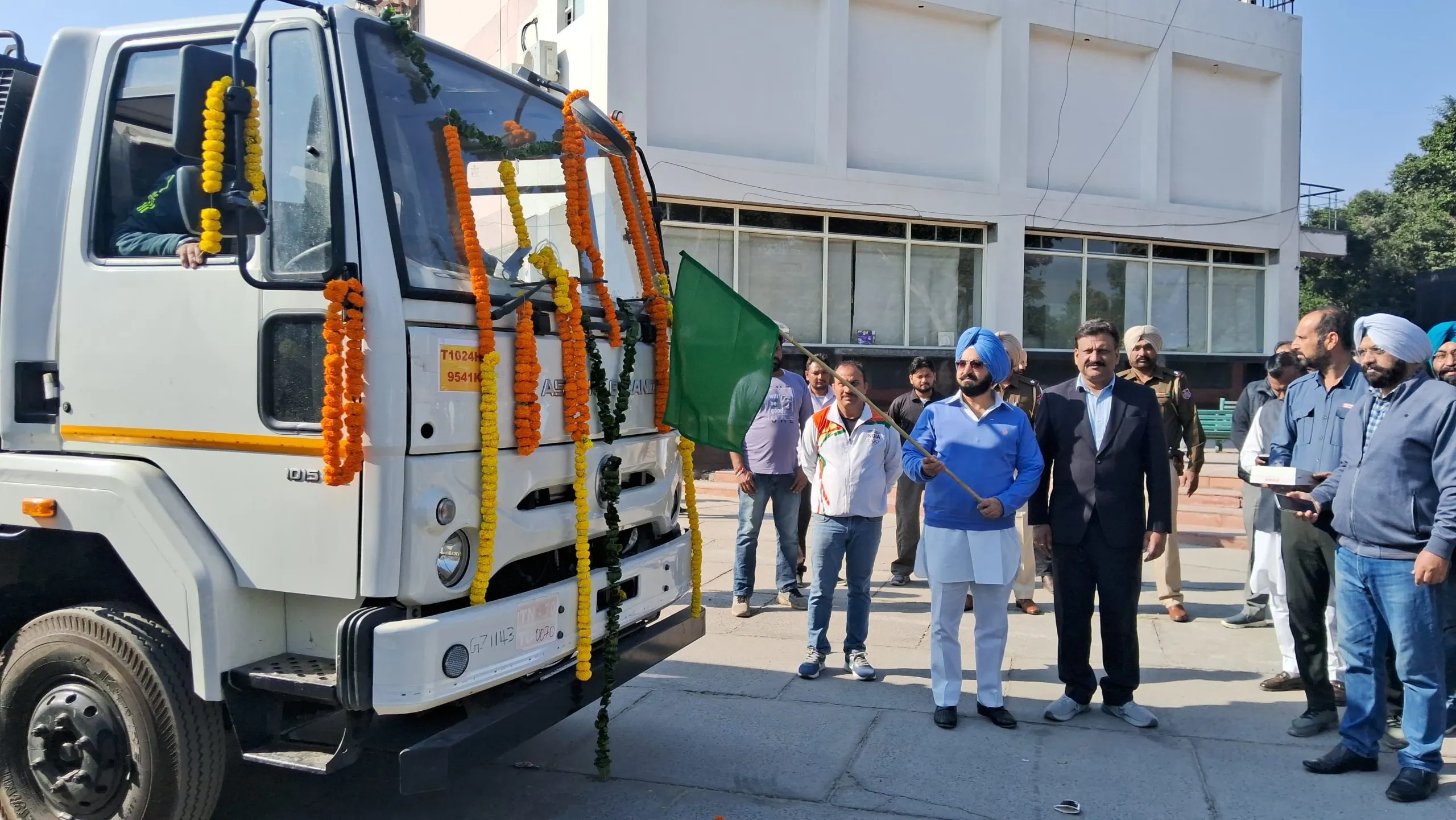 Green flag for two machines for cleaning the roads