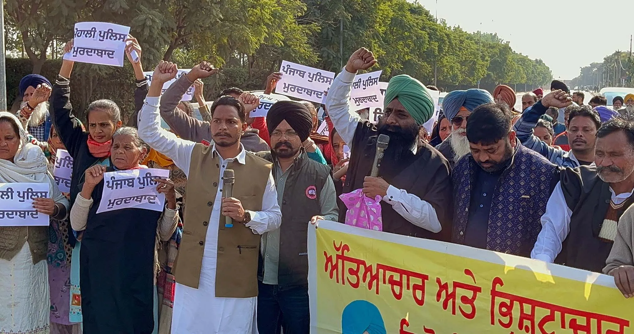 Kumbhara massacre: Demonstration in front of the SSP office by the families of the victims and the villagers