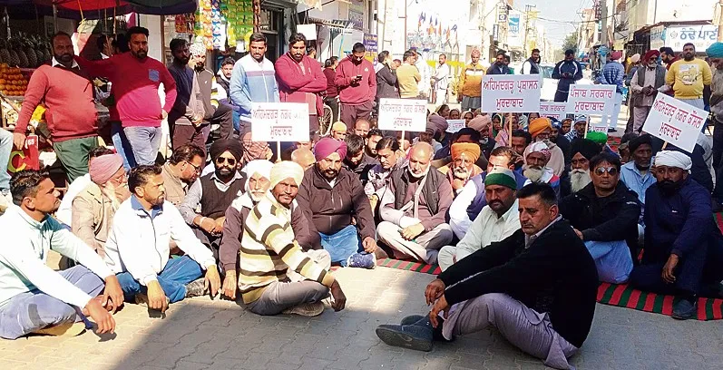 Protest against throwing garbage in front of Sarpanch’s shop