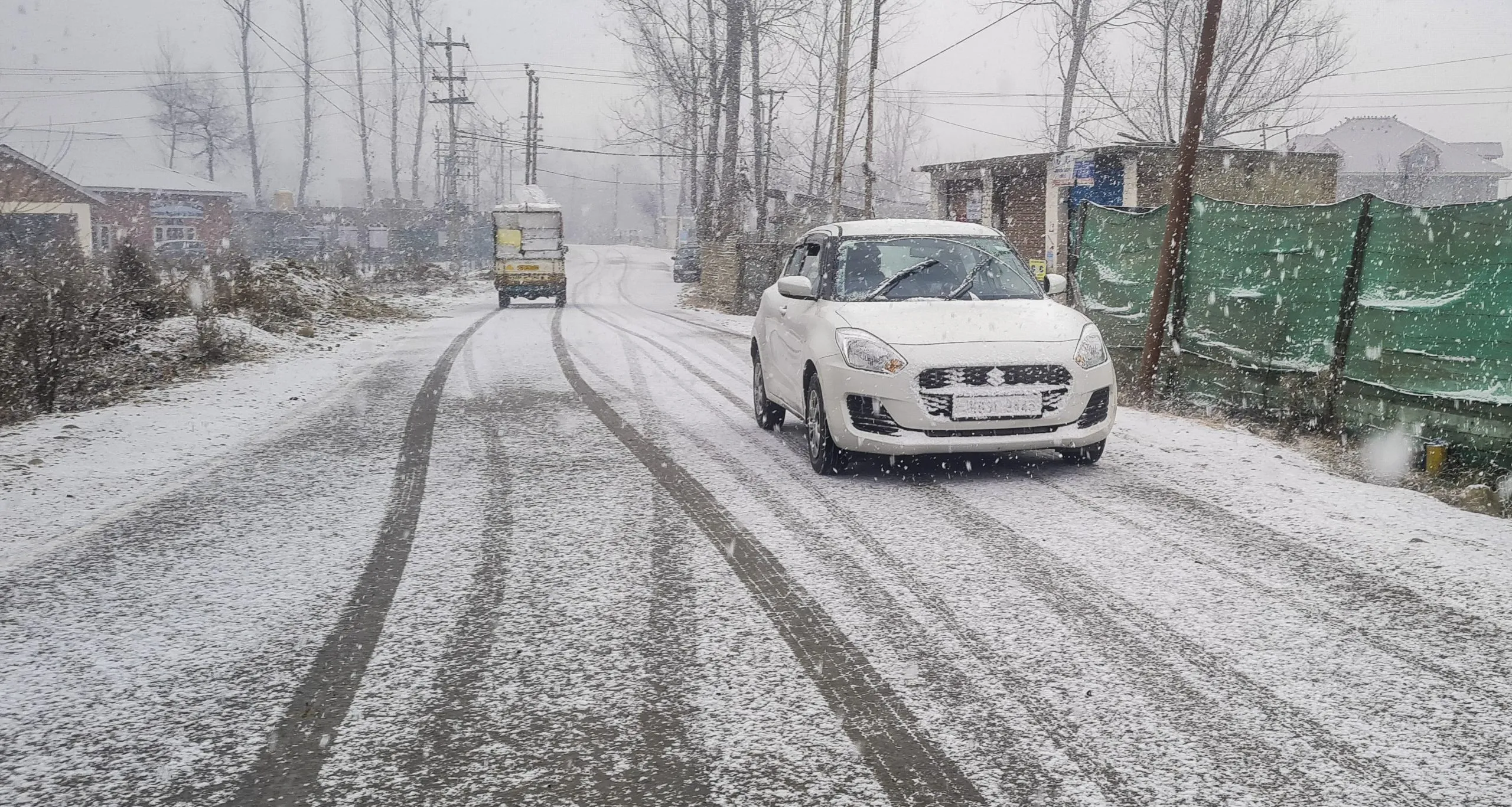 Tourist dies on Jammu-Srinagar highway; Six were rescued from Mughal Road during snowfall