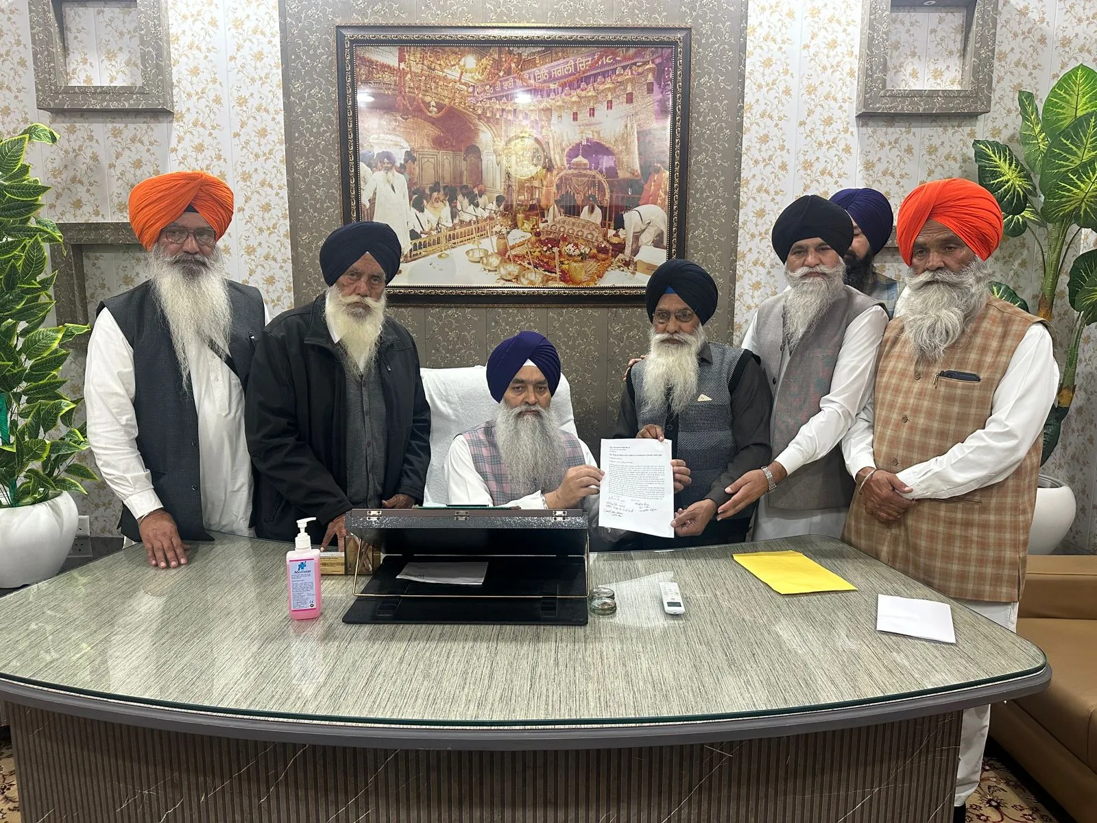 Attack on Sukhbir Badal: Shiromani Committee office bearers demand to expel Chauda from the panth