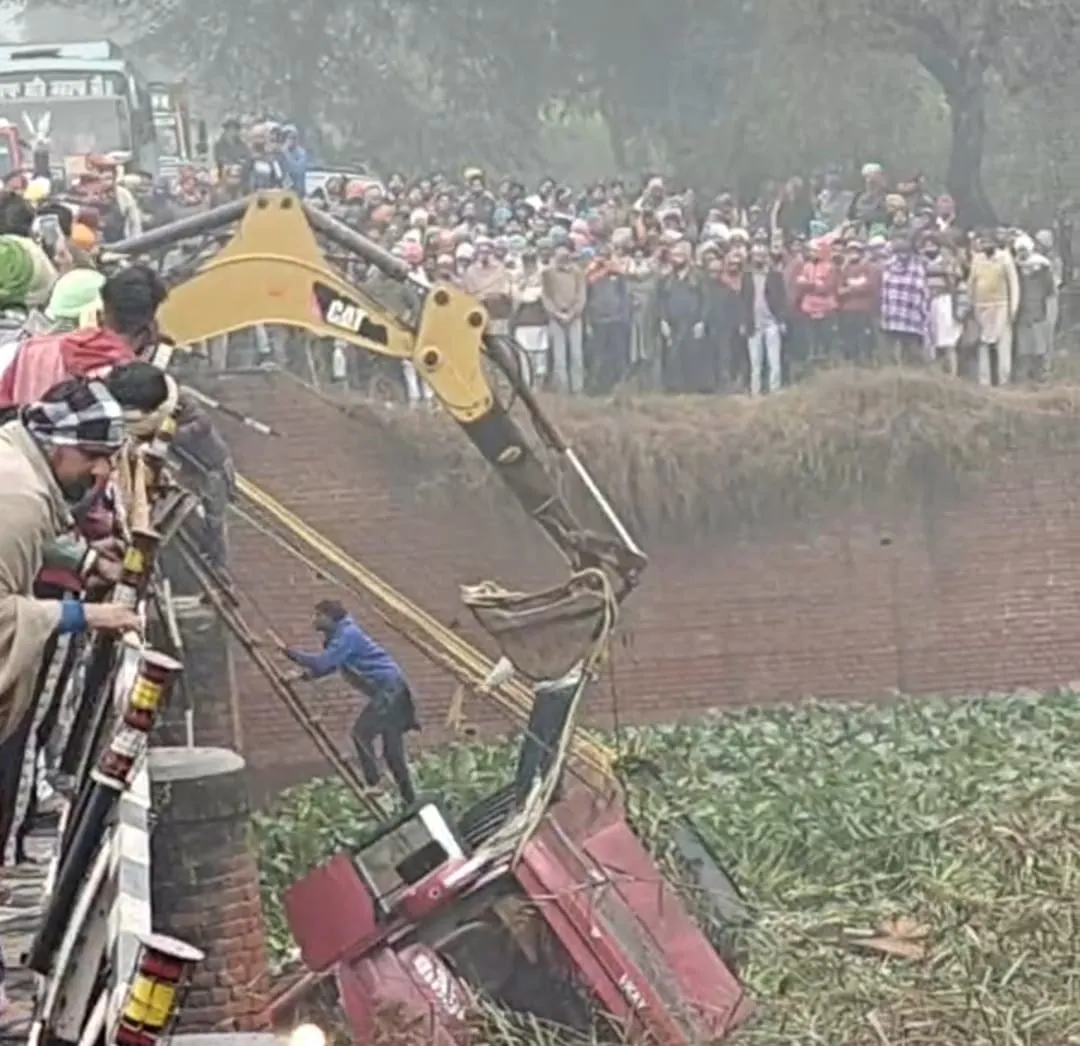 Punjab News – Road Accident: A bus full of passengers fell into a dirty drain, many injured