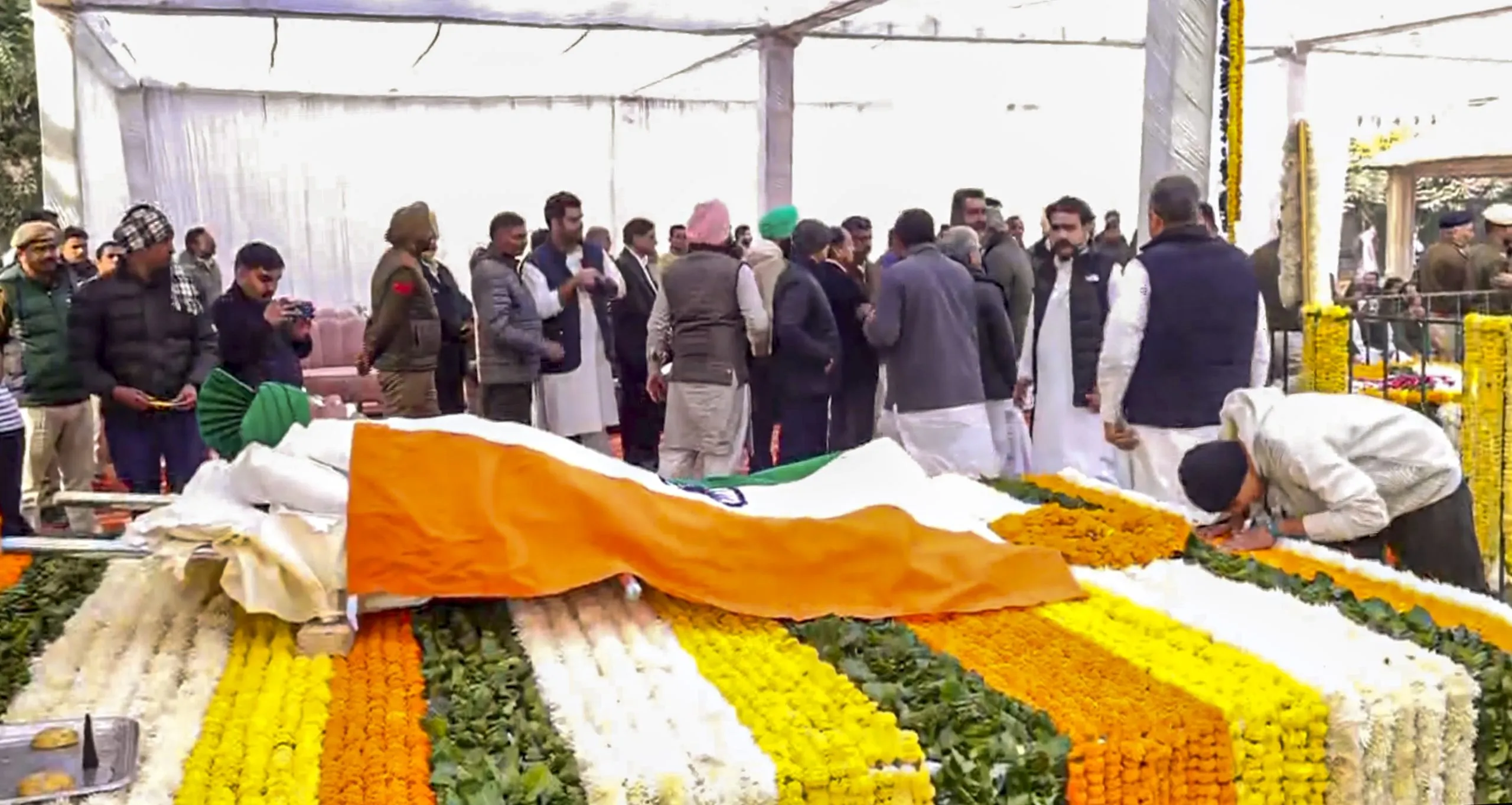 Om Parkash Chautala: The dead body of Om Parkash Chautala was kept in the farmhouse of village Teja Khera for last darshan.