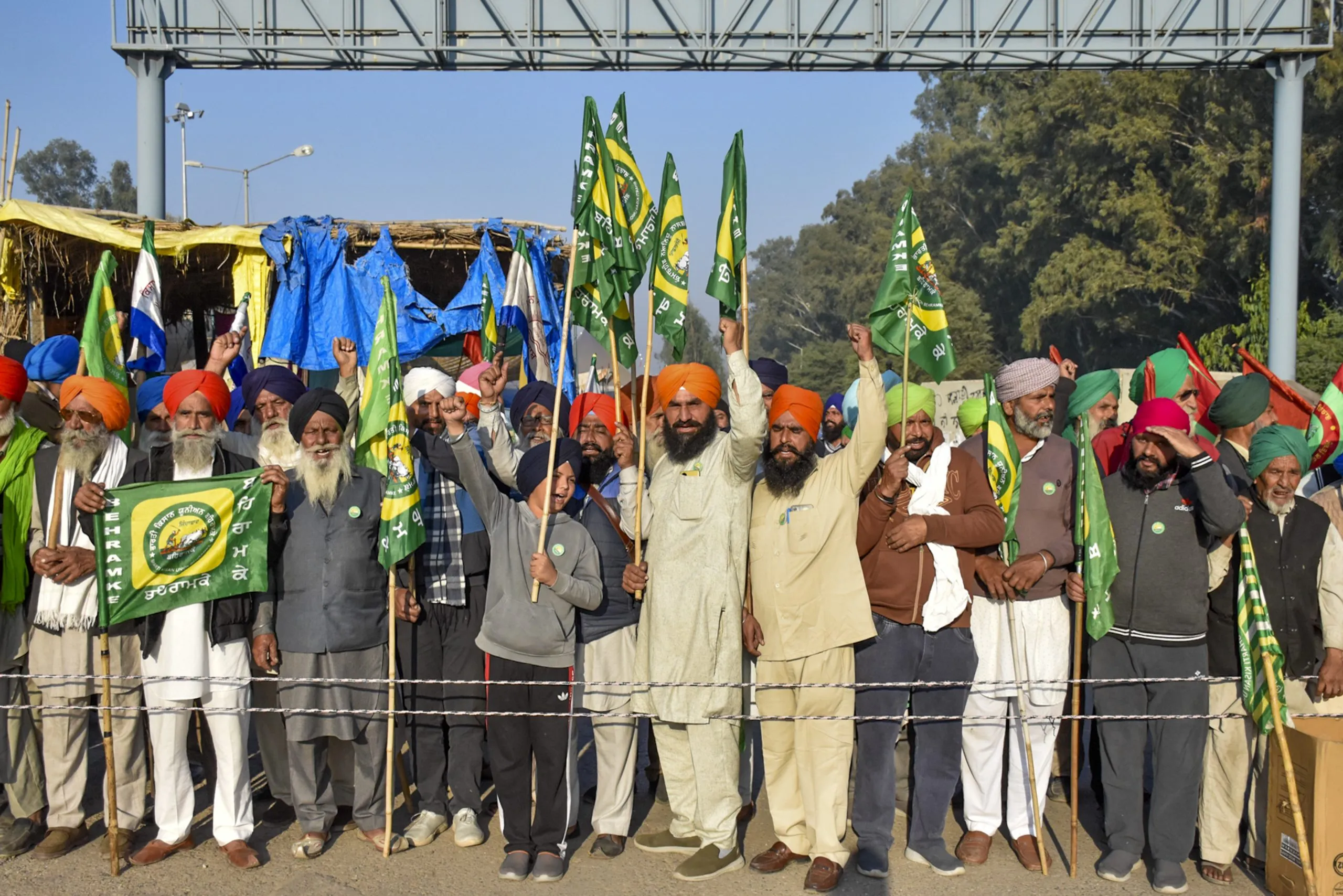 Farmers Protest: Delhi march of farmers begins; The barricade was thrown and the wires dug
