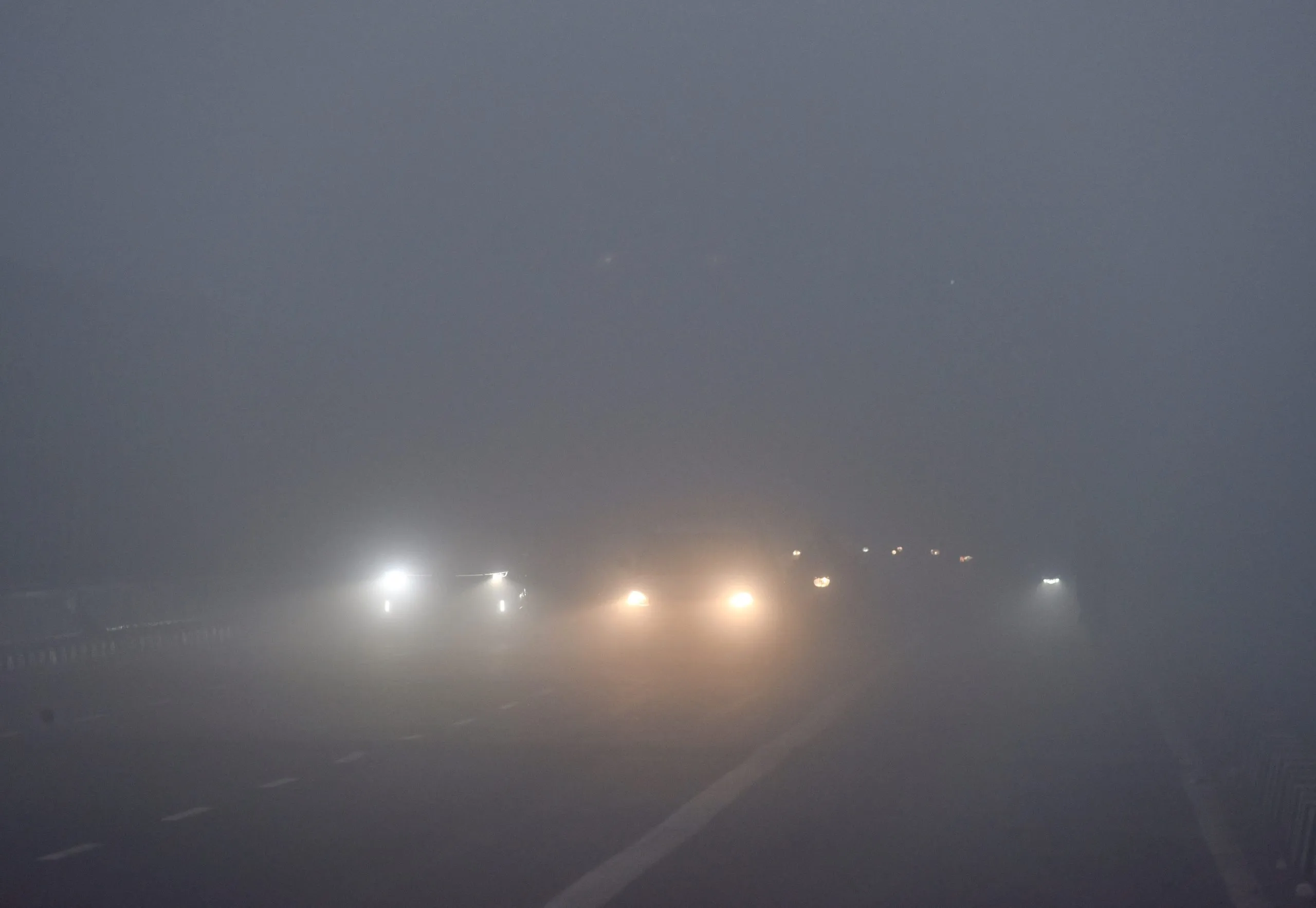 Due to dense fog, the routes of 19 flights were changed at the Delhi airport