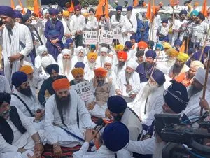 ਦਮਦਮੀ ਟਕਸਾਲ ਦੇ ਮੁਖੀ ਬਾਬਾ ਹਰਨਾਮ ਸਿੰਘ ਖਾਲਸਾ ਤੇ ਹੋਰ ਸਿੱਖ ਆਗੂ ਸ਼੍ਰੋਮਣੀ ਕਮੇਟੀ ਦੇ ਦਫਤਰ ਨੇੜੇ ਧਰਨਾ ਦਿੰਦੇ ਹੋਏ